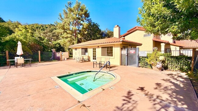 Building Photo - Beautifully Updated & Remodeled Townhome o...