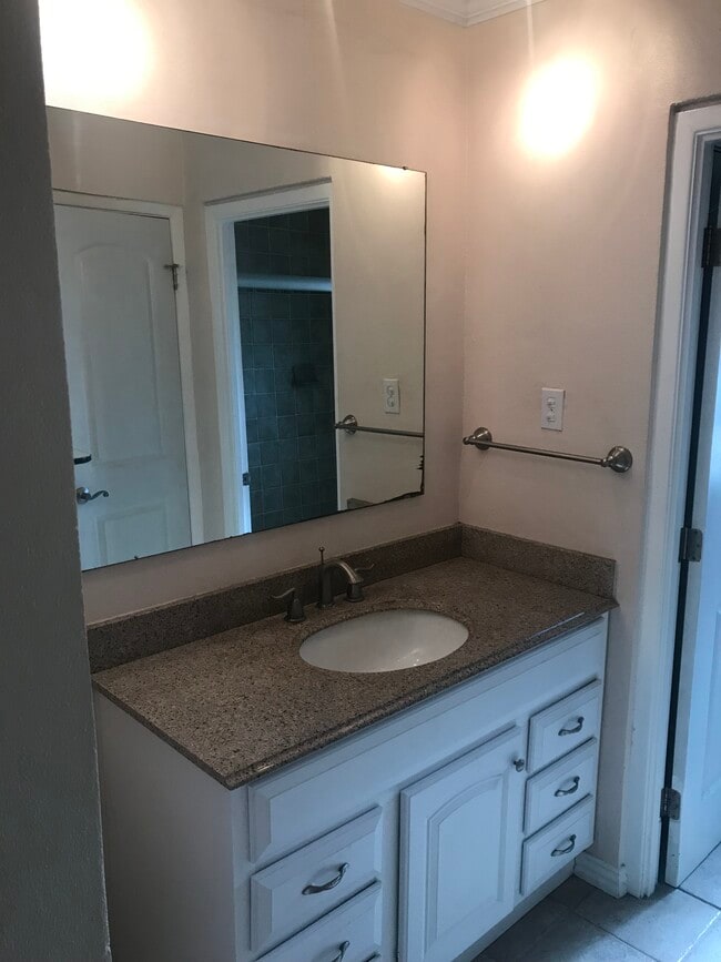 Building Photo - 900 Avenida De Leon