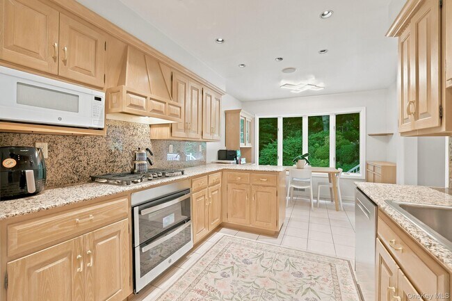 Building Photo - 80 Hickory Hill Dr
