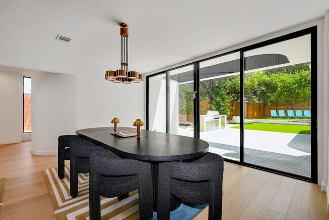 Building Photo - 7809 Woodrow Ave