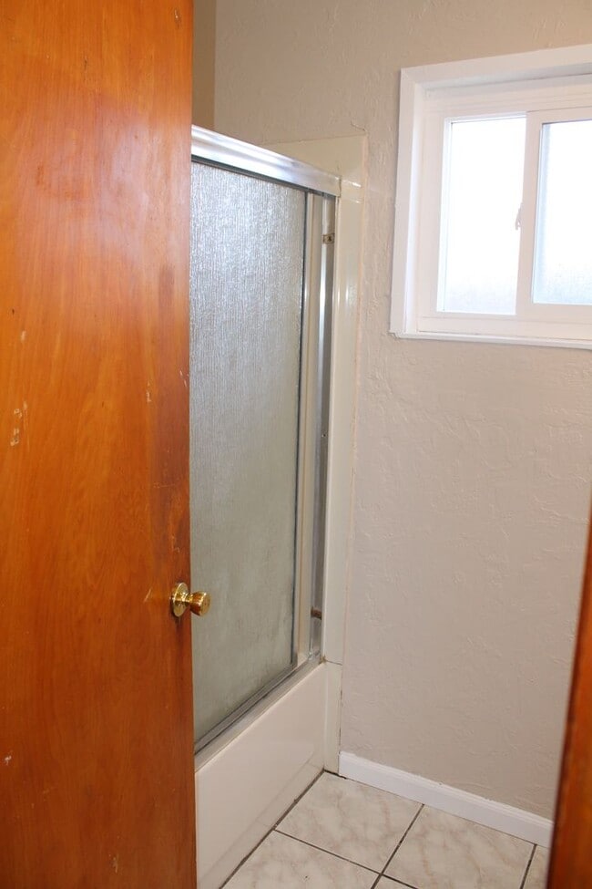 Building Photo - Three Bedroom, One Bathroom House in San Pablo with Laundry Room