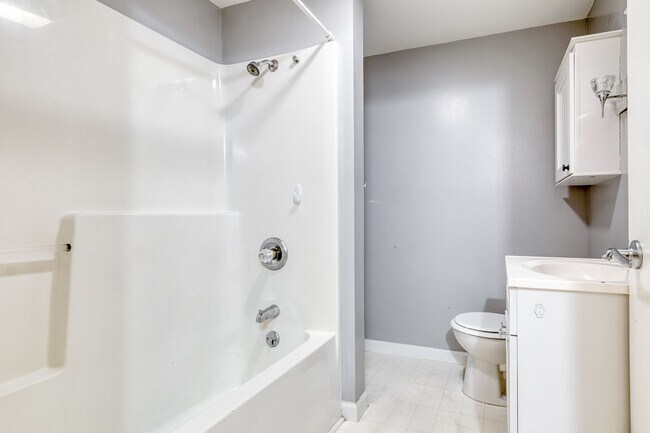 Building Photo - 5 to 8 Bedrooms. Pet Friendly.