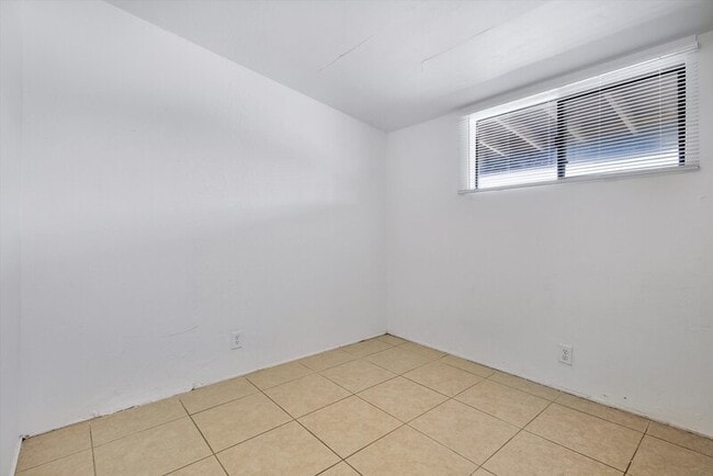 Building Photo - 1638 N Beverly Ave