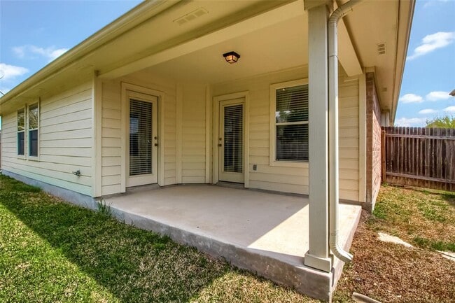 Building Photo - 18720 Royal Pointe Dr