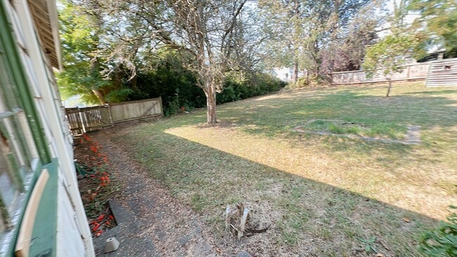 Building Photo - 4 bdrm/1 bath house with garage + large ya...
