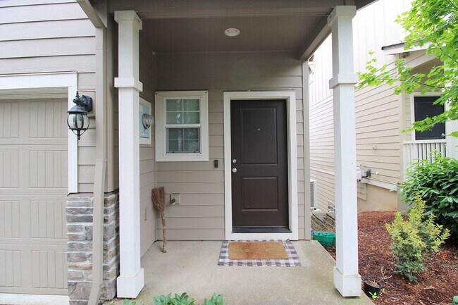 Building Photo - 3 Bedroom Luxury Townhouse in Beautiful Happy Valley