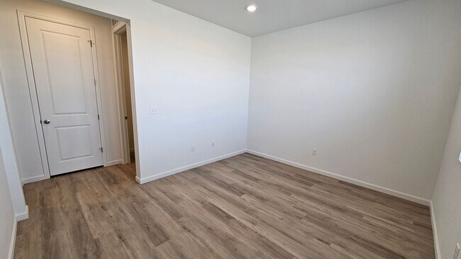 Building Photo - Brand New Aurora Highlands Ranch