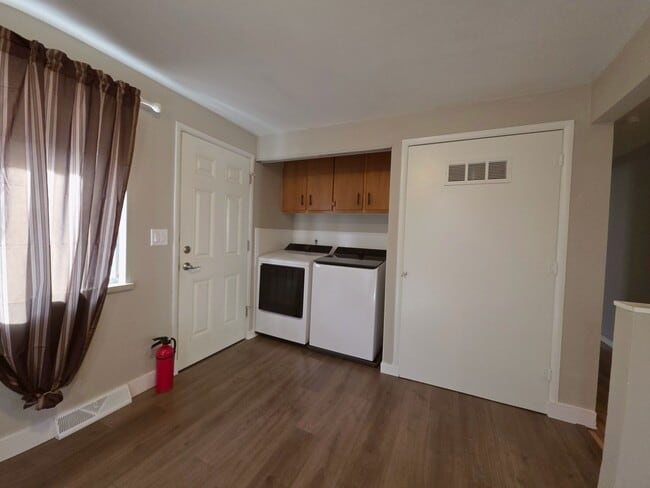 Building Photo - 209 S Hooker St