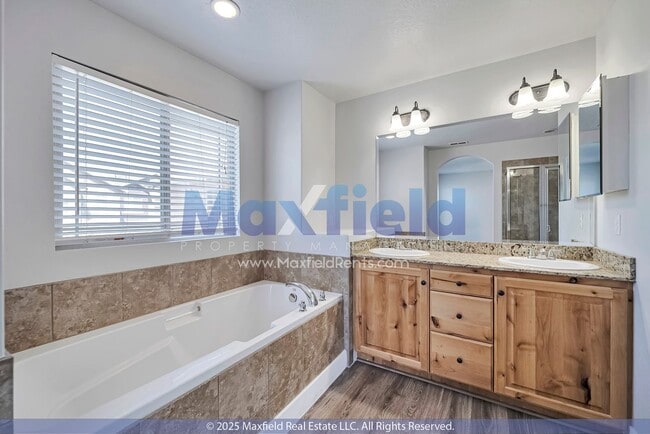 Building Photo - Golf Course Townhouse 3 BD 2.5 BA 2 GA w/ ...
