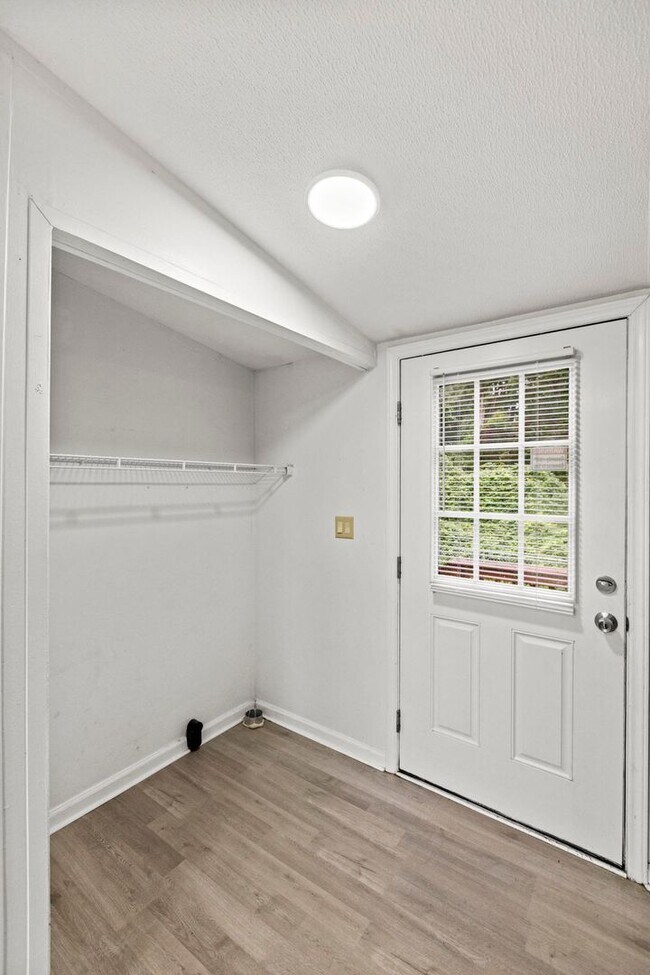 Building Photo - 3 bedroom Available Now!