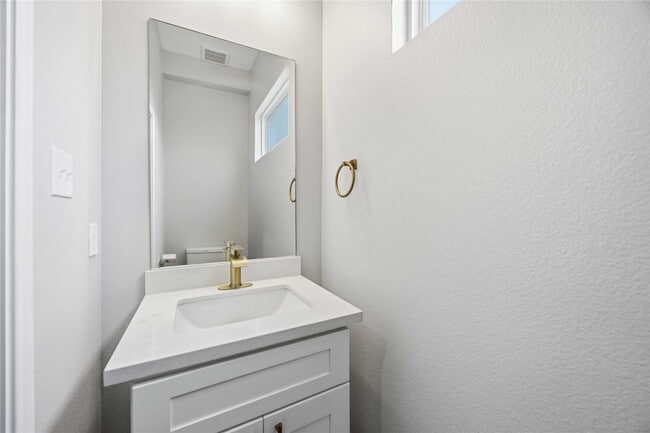 Building Photo - 2207 Des Chaumes St