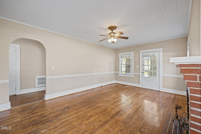 Building Photo - 302 W Main St