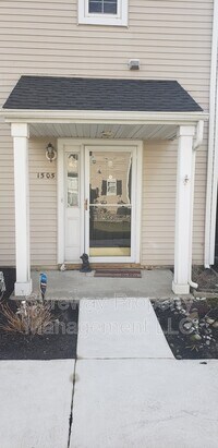 Building Photo - 1505 Saxony Dr