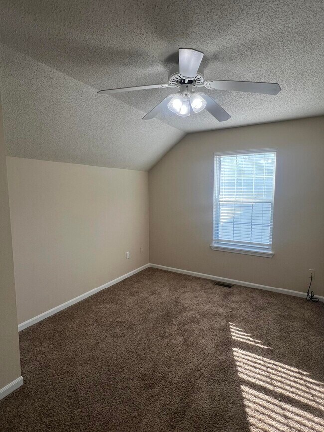 Building Photo - 302 Nikki Way