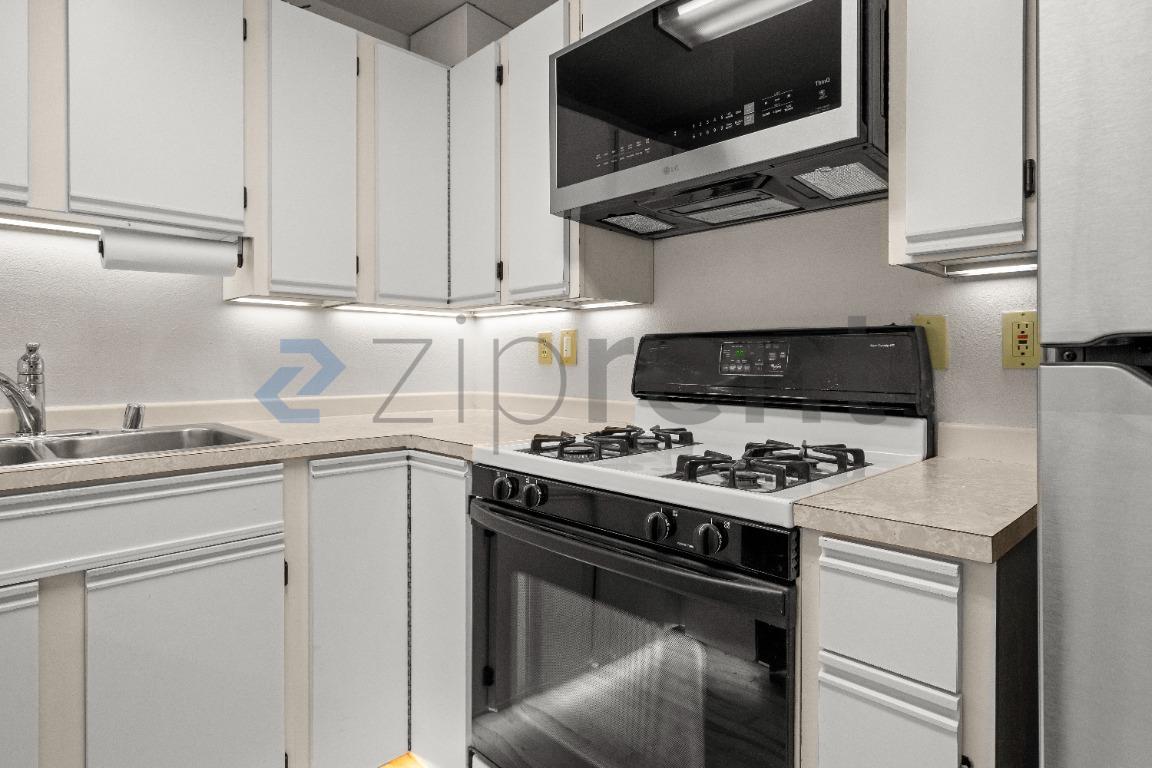 Building Photo - Unit 3