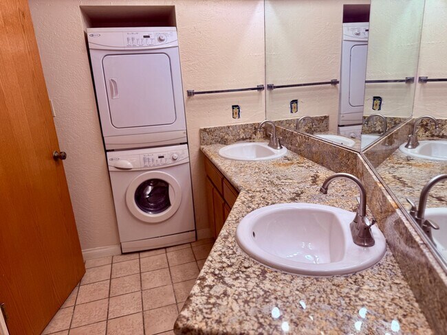 Building Photo - Ranch Bernardo Guest House 1br 1 bath granite kitchen All appliances Washer & Dryer  $2240 For Lease