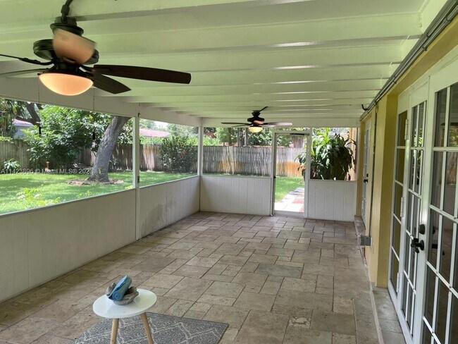 Building Photo - 361 SW 60th Ave