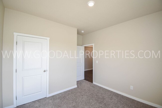 Building Photo - 4 Bed 2 Bath Home in the Waukee School Dis...