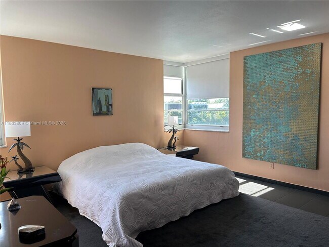 Building Photo - 9500 W Bay Harbor Dr