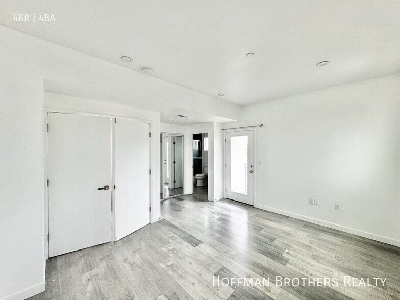 Building Photo - 158 N Mariposa Ave