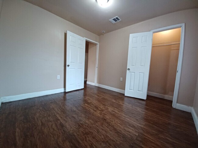 Building Photo - 5106 Dumore Dr