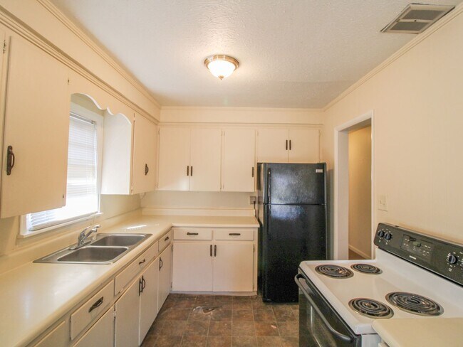 Building Photo - Nice brick home located on corner lot in Athens City!