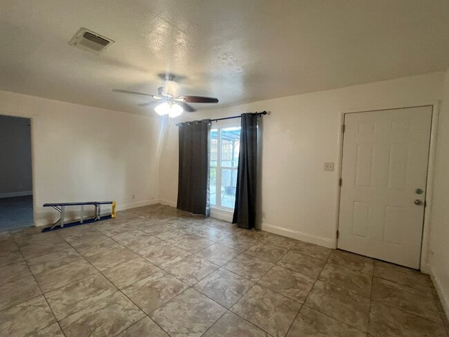 Building Photo - 105 Lombardy Ln