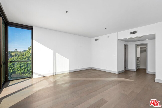 Building Photo - 10660 Wilshire Blvd