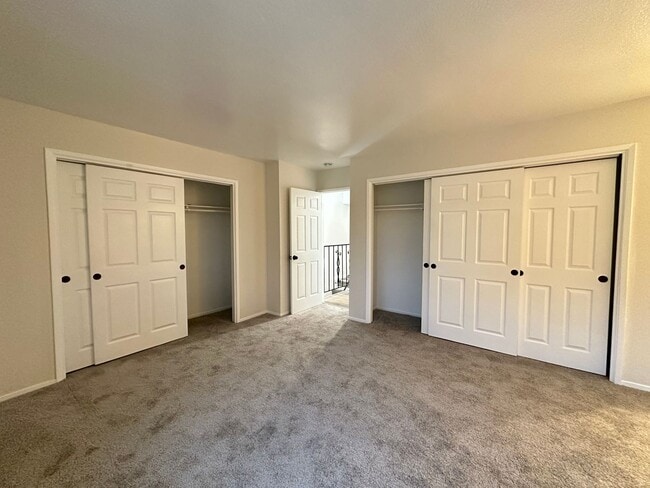 Building Photo - Upgraded Corner Townhouse - 2 bed/1.5 bath