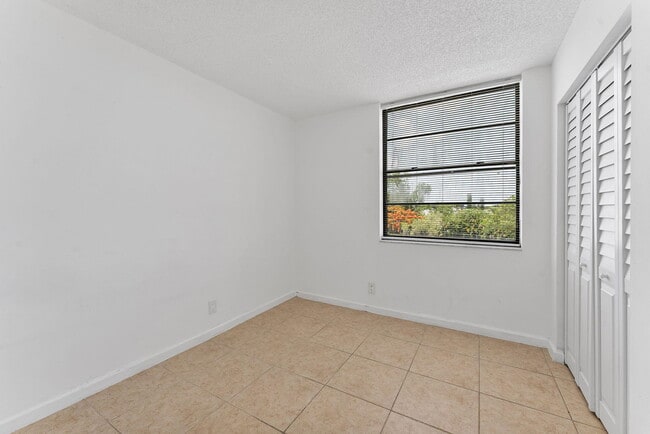 Building Photo - 212 Lake Pointe Dr