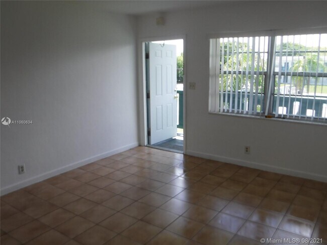 Building Photo - 1045 NE 39th Dr