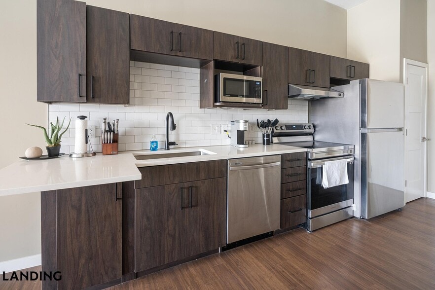 Building Photo - 1364 E Battlefield Rd