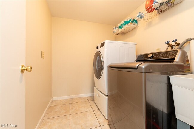 Building Photo - 25035 Penshurst Dr