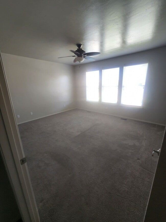 Building Photo - 3 Bedroom 2 Bathroom