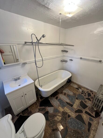 Front Bathroom - 118 S Washington St