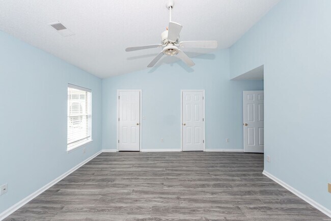 Building Photo - 4 Bedroom, 2 Bathroom Home in Park Hill Pl...