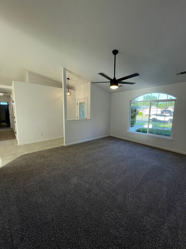 Building Photo - BEAUTIFUL 3 BEDROOM HOME FOR RENT