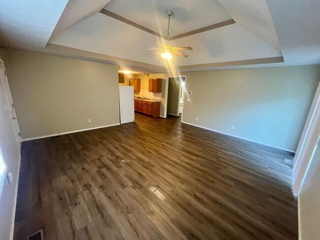 Building Photo - 1327 Carriage Ct
