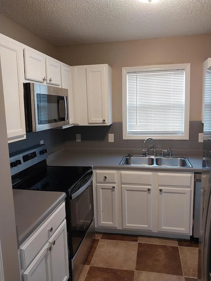 Building Photo - 1716 Pebble Ridge Dr
