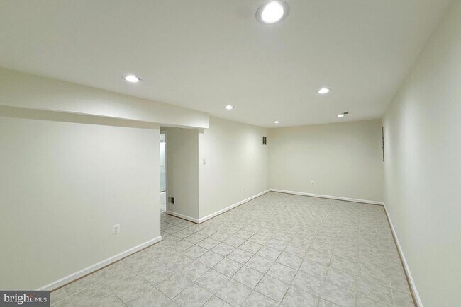 Building Photo - 2438 S Walter Reed Dr