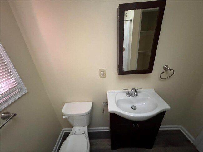 Building Photo - 600 Sioux St