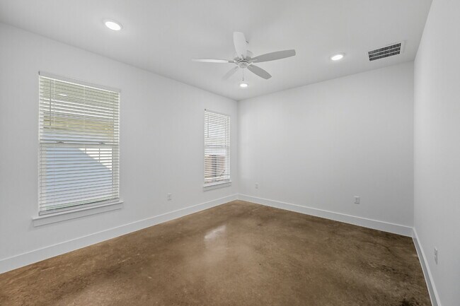 Building Photo - Brand New Custom 3 bedroom home in Granbury!