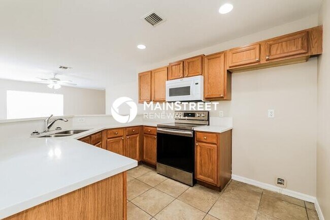 Building Photo - 3 Bedroom Pet-Friendly Home in Kissimmee, FL with Main Street Renewal