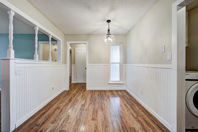 Building Photo - 721 Vicksburg Ave