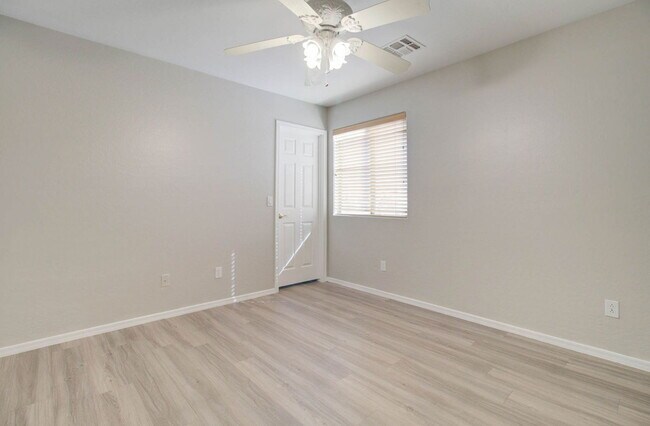 Building Photo - 2026 E County Down Dr