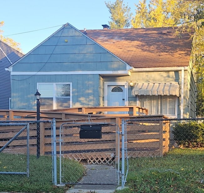 Building Photo - 3806 Herrick St