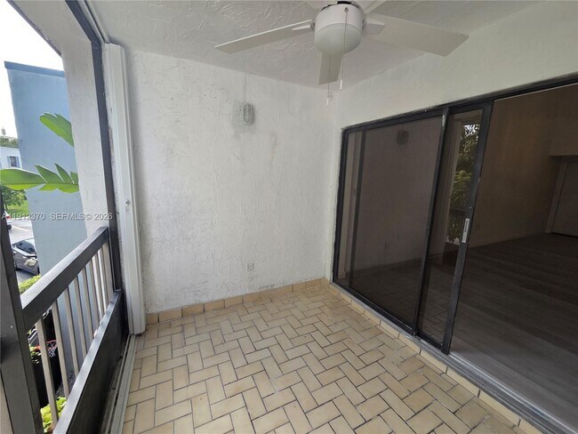 Building Photo - 9433 Fontainebleau Blvd