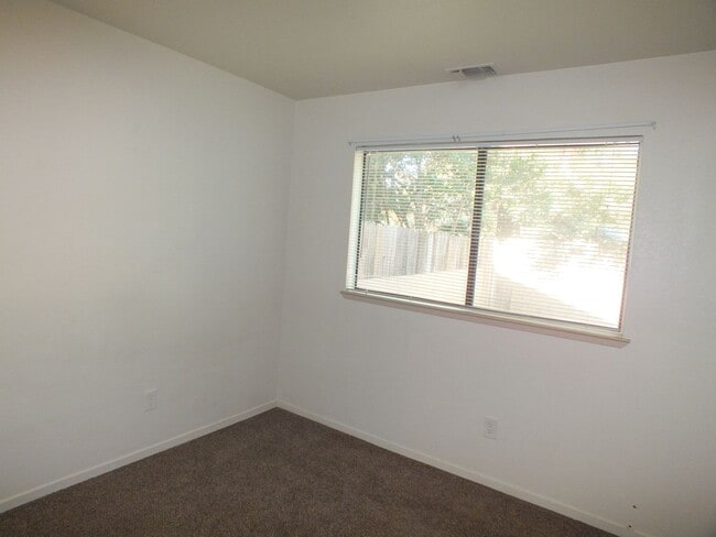 Building Photo - Rescue duplex 2/2 home with garage and fen...