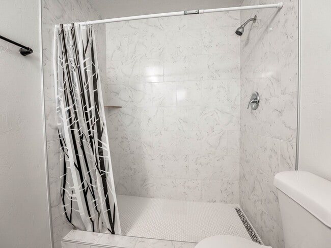 Building Photo - 4 bedroom 2 bath home in Shawnee!