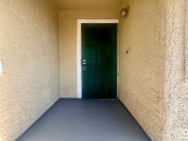 Building Photo - Spacious 3-bedroom, 2-bath condo with acce...
